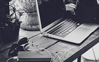 希望没事！德容抵达甘伯体育城接受检查，因肌肉不适退出荷兰集训